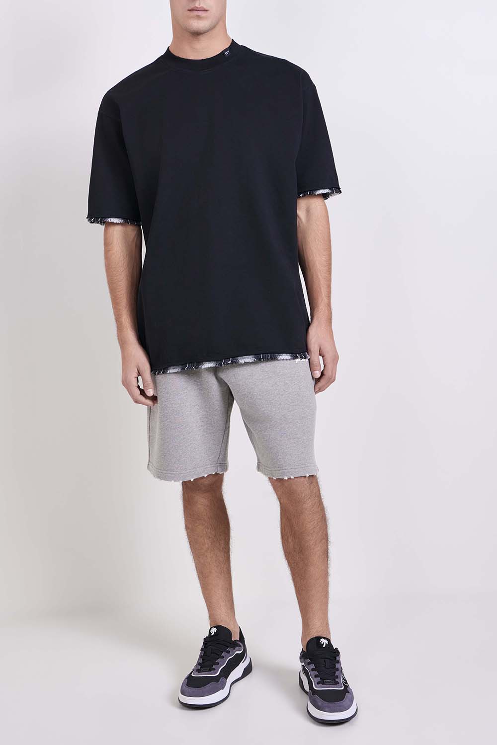 תמונת כל הלוק של מכנסי ג'וגר קצרים